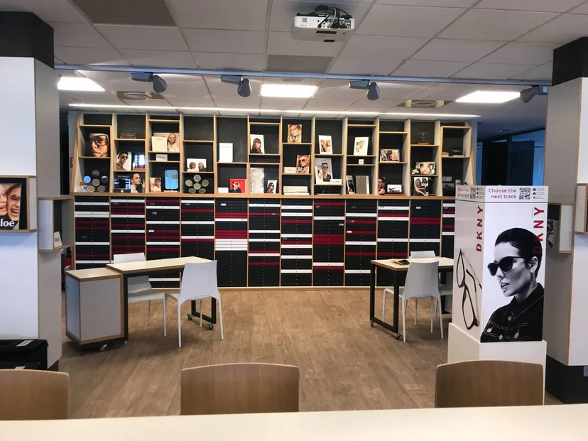 support marketing visuel dans un magasin d'optique à lyon
