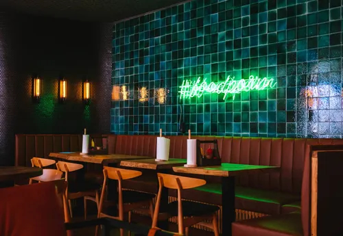 créer un design sonore et sensoriel pour un bar branché à paris