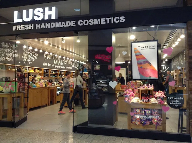 Lush a une stratégie de marketing sensoriel et sonore pour attirer les clients dans ses boutiques à bruxelles