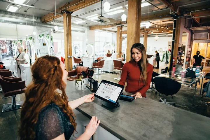 Trouver un exemple d'expérience client utilisant le digital dans un magasin à Paris