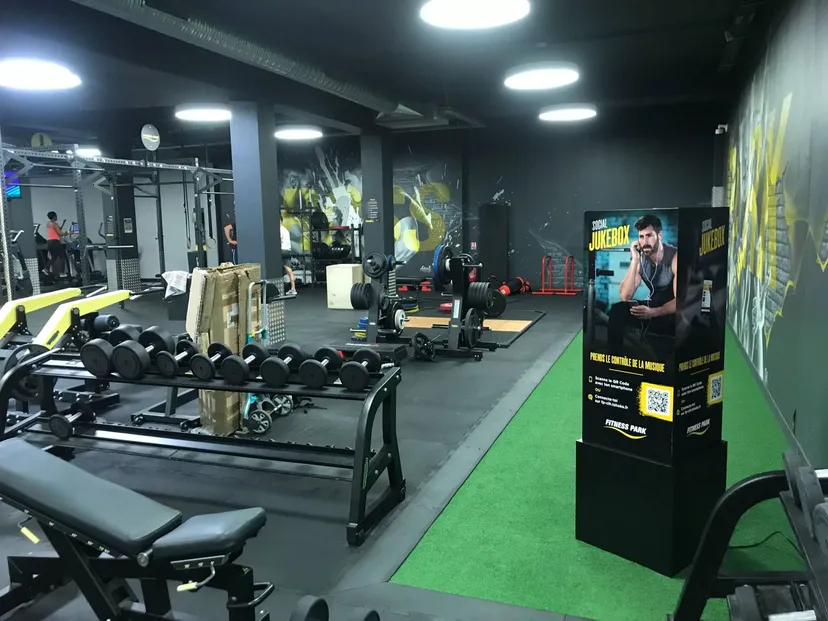 totem de diffusion du son par la matière jukebox connecté pour salle de sport 