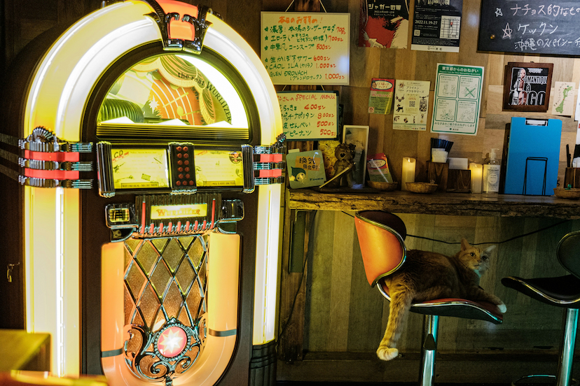 Jukebox Wurlitzer lumineux dans un bar, à côté du comptoir