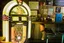 Jukebox Wurlitzer lumineux dans un bar, à côté du comptoir