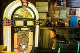 Jukebox Wurlitzer lumineux dans un bar, à côté du comptoir