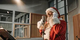 /uploads/nice_santa_claus_speaking_in_a_mic_in_a_profession_4326e3ef4e.png