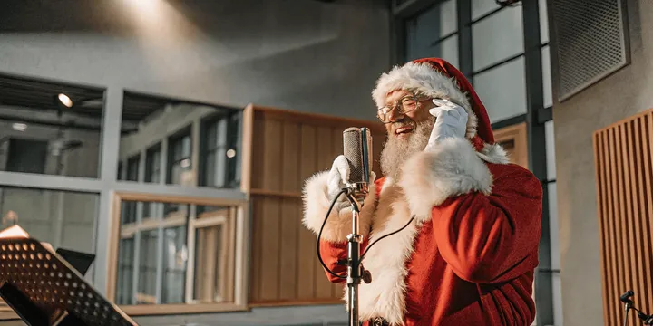 /uploads/nice_santa_claus_speaking_in_a_mic_in_a_profession_4326e3ef4e.png